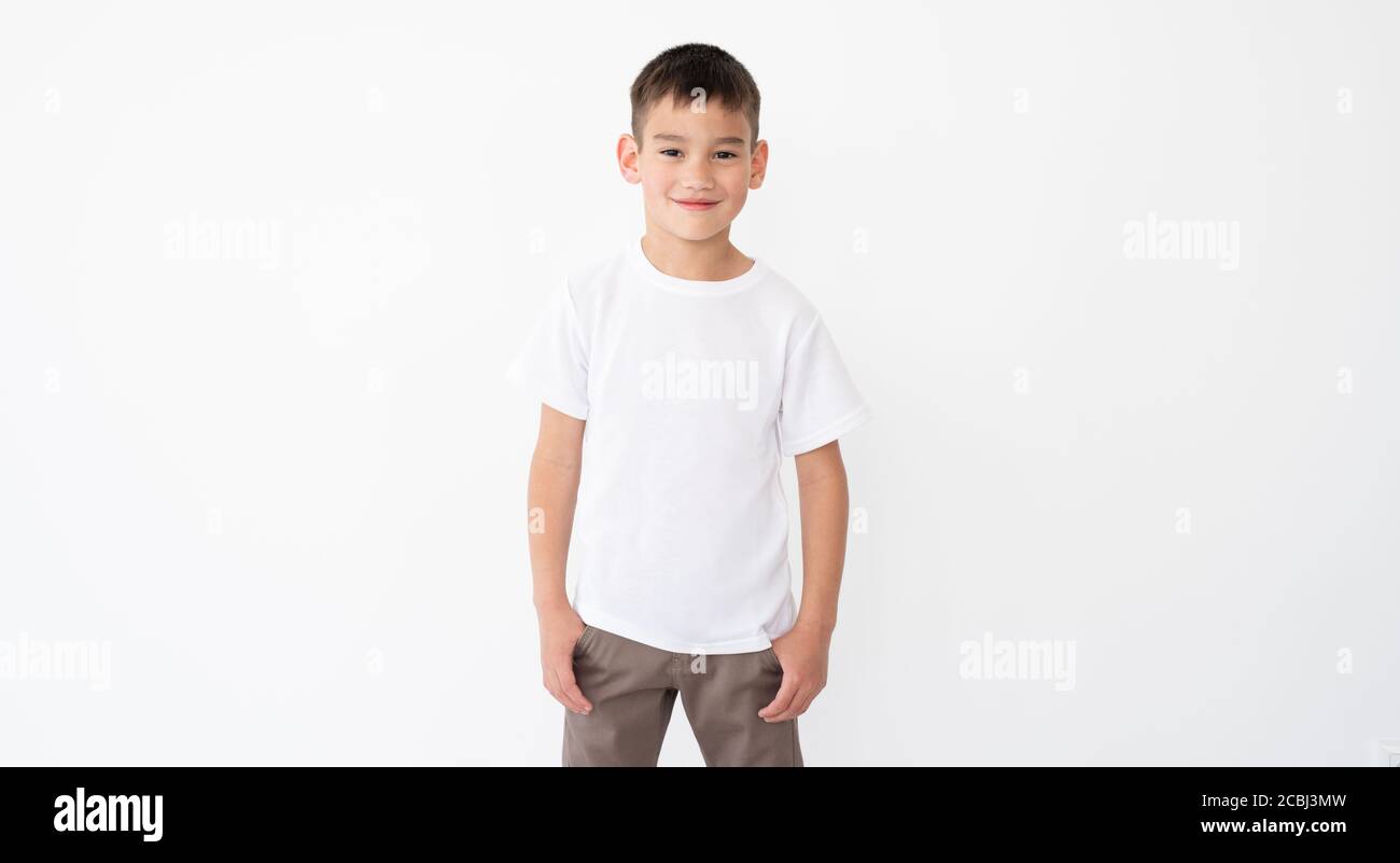 Niño con camiseta blanca en blanco