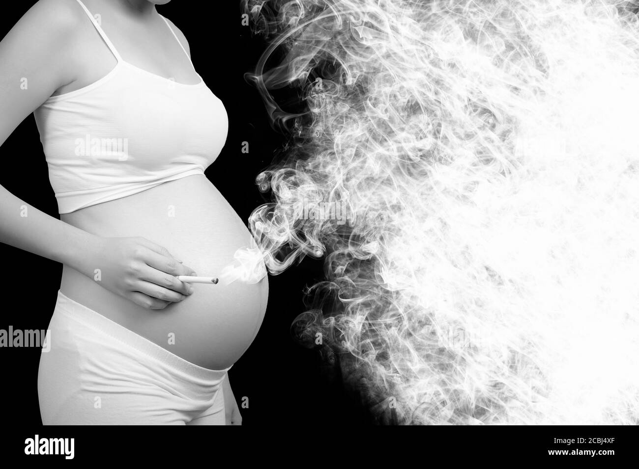 Fumar mata concepto: Mujer embarazada fumar cigarrillos causa cáncer, peligro y riesgos letales para la salud de los padres y el bebé. Espacio vacío para el texto. Foto de stock