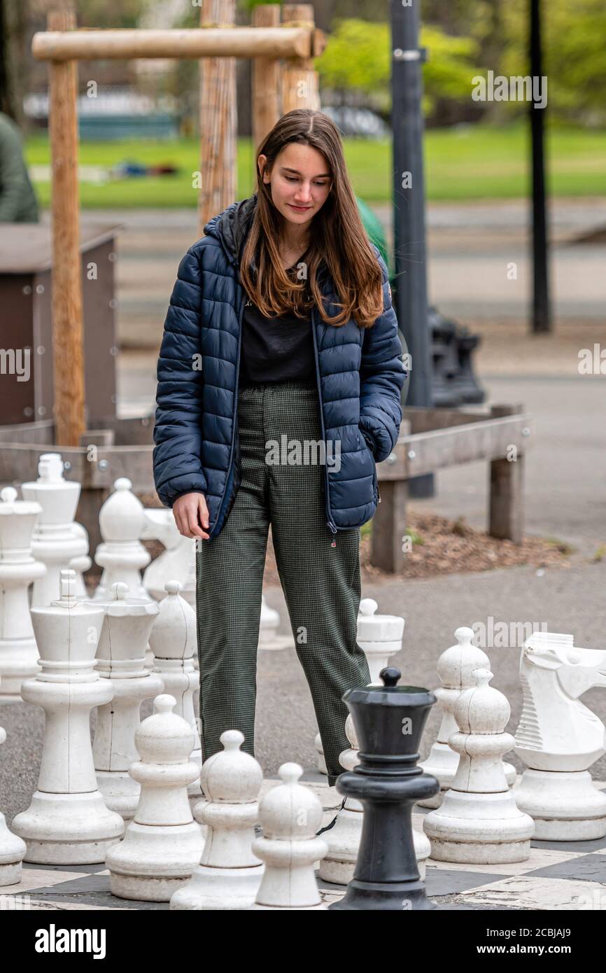 Ginebra, Suiza - 16 de abril de 2019: Gente jugando al ajedrez tradicional calle sobredimensionado en el Parc des Bastions - imagen Foto de stock