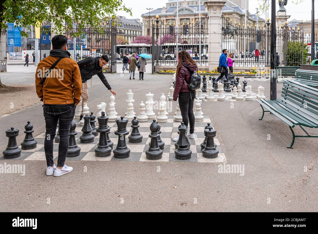 Ginebra, Suiza - 16 de abril de 2019: Gente jugando al ajedrez tradicional calle sobredimensionado en el Parc des Bastions - imagen Foto de stock