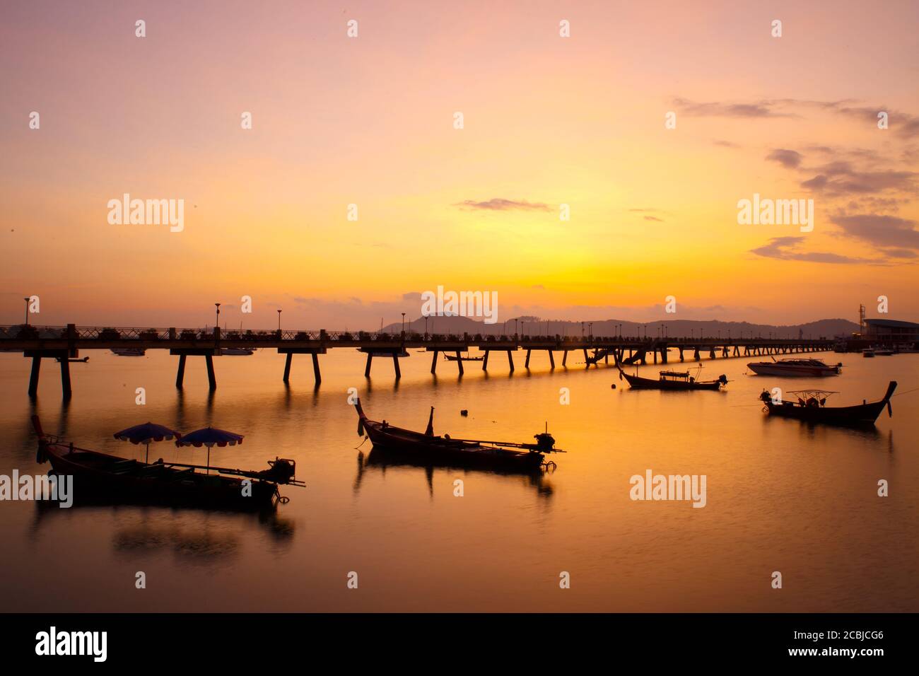 Hermoso amanecer y paisajes del muelle de Wooden Bridge con barcos durante  el amanecer viaje de verano en Phuket, Tailandia. Bonitas vistas y hermosa  ba Fotografía de stock - Alamy