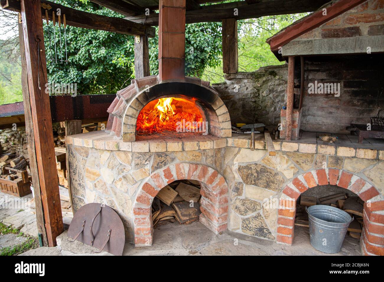 Madera de roble ardiente en un horno. Estufa en casa de campo. Llama  brillante sobre carbones calientes Fotografía de stock - Alamy