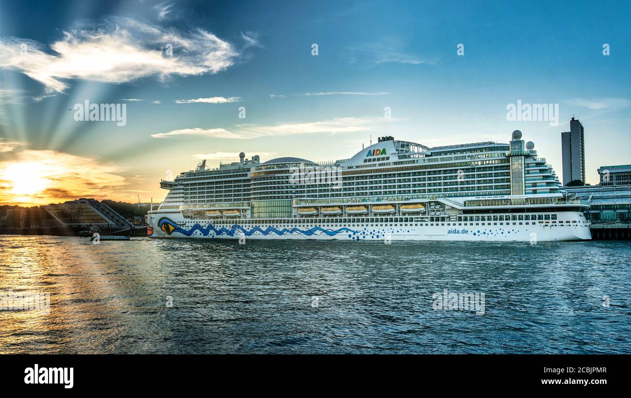 Kreuzfahrtschiff Aida Perla, Hamburger Hafen, Hamburg, Deutschland, Europa | Crucero Aida Perla en el puerto de Hamburgo, río Elba, Alemania Foto de stock