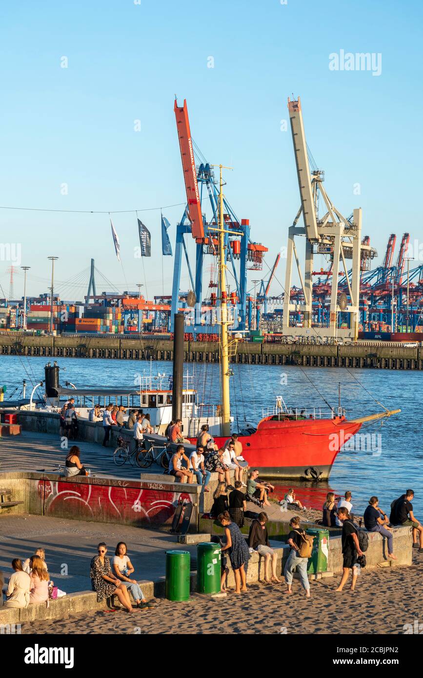 Belebter Elbstrand, dahinter ein historisches Schiff im Museumshafen Övelgönne, Elbe Fluss und Hamburger Hafen, Hansestadt Hamburg, Deutschland, Europ Foto de stock