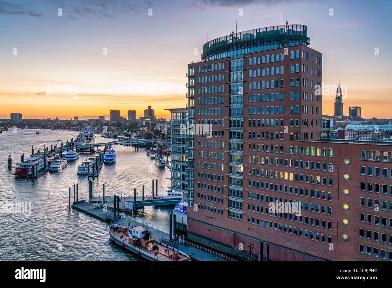 Ausblick von der Elbphilharmonie auf das Hanseatic Trade Center, Sandtorhafen, Speicherstadt, Hafencity, Hamburgo, Alemania, Europa Foto de stock