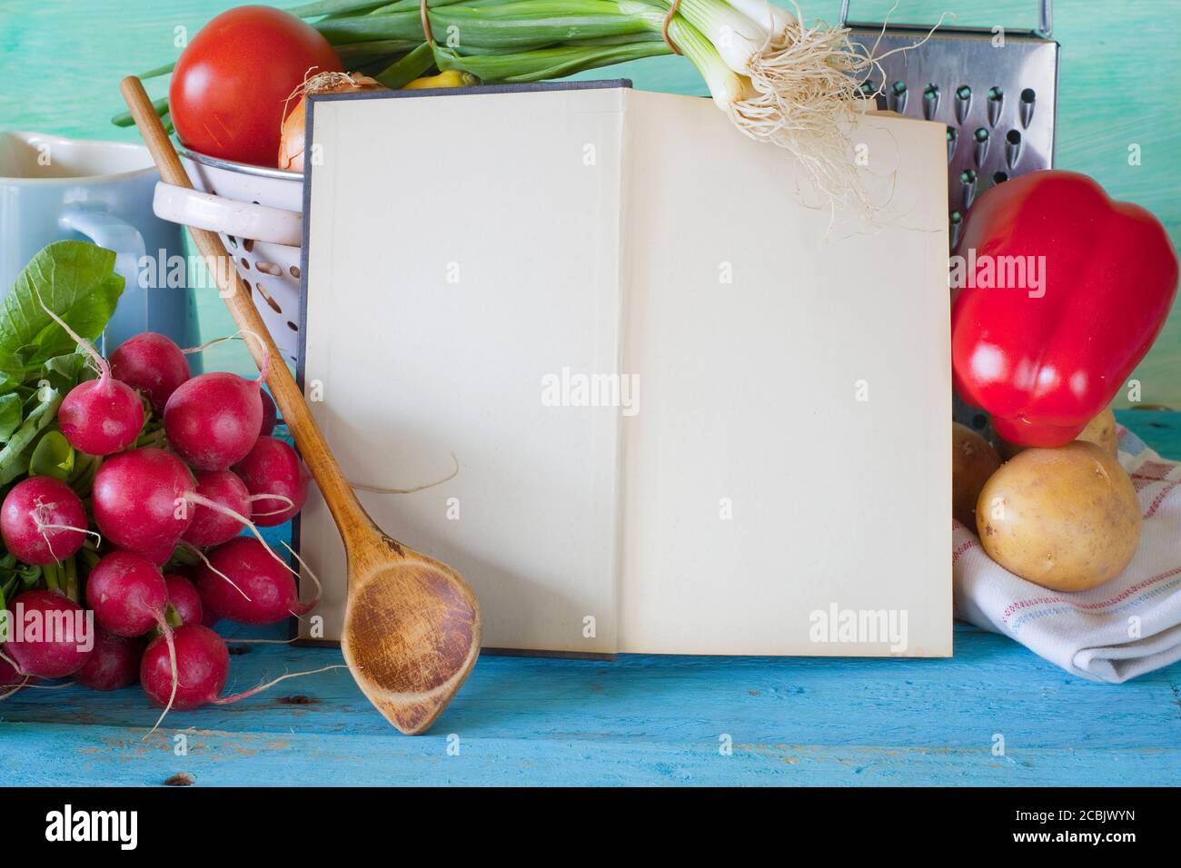 Libro de recetas páginas en blanco (espacio para texto) con ingredientes de  cocina y utensilios Fotografía de stock - Alamy