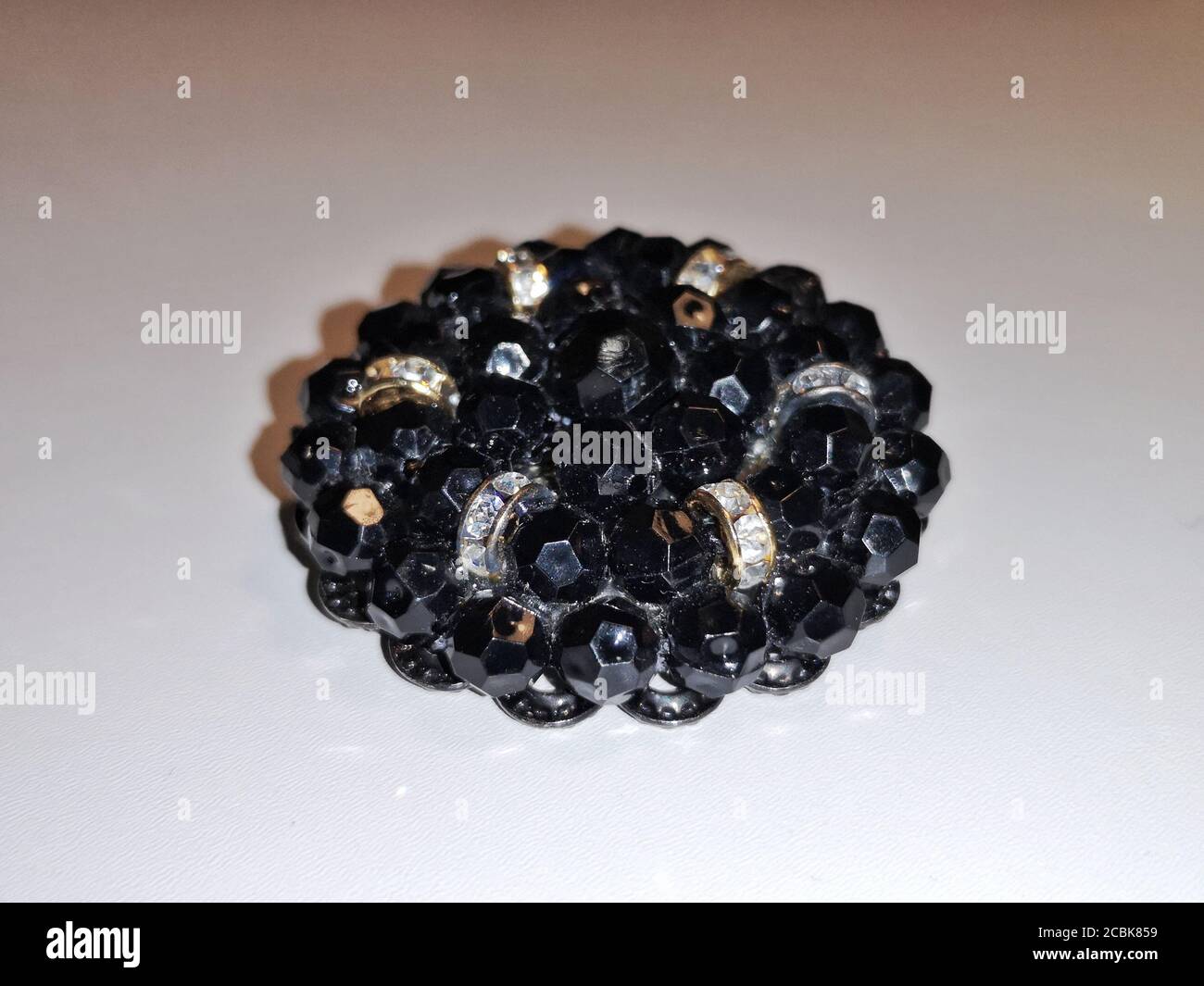Historia del diseño de moda de los botones del siglo 20 de París Marcas  francesas con diamantes brillantes Fotografía de stock - Alamy