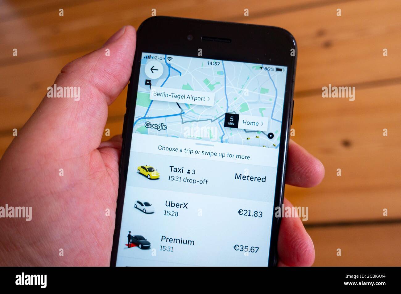 Detalle de la aplicación taxi Uber en una pantalla de teléfono inteligente Foto de stock
