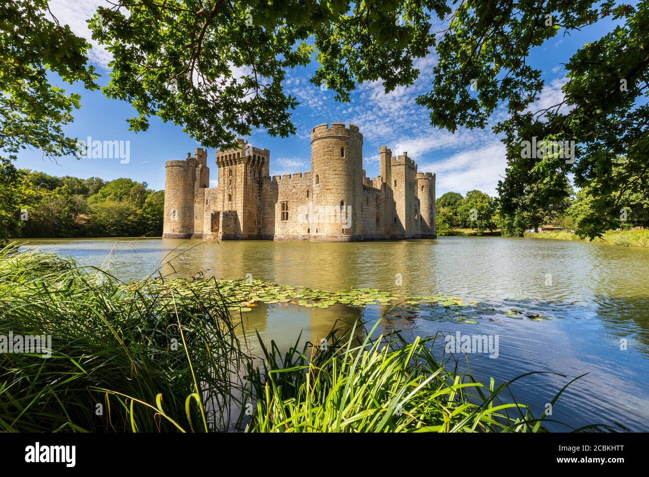 Castillo medieval de Bodiam y foso defensivo en Sussex, Inglaterra Foto de stock