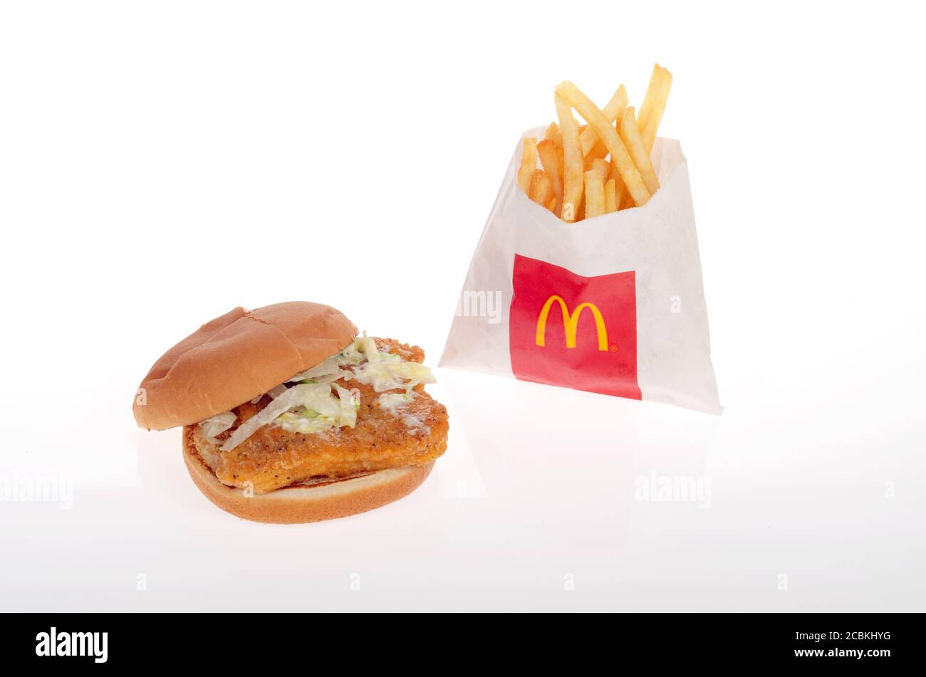 Sándwich de pollo McChicken de McDonald's con patatas fritas o patatas fritas Fotografía de