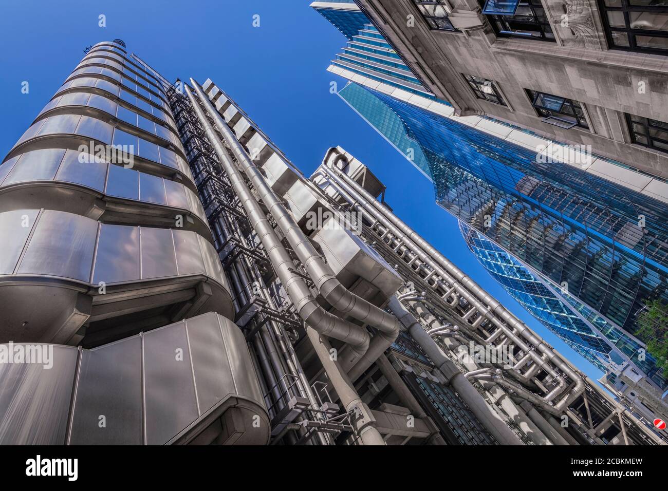 Inglaterra, Londres, edificio Lloyds, vista angular desde el nivel de la calle. Foto de stock