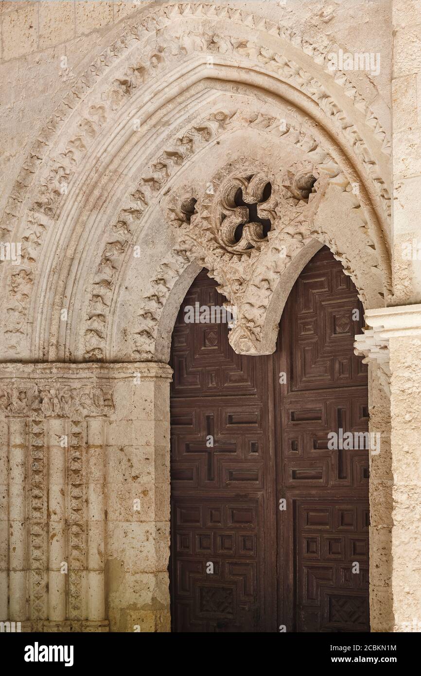 Arco románico. Iglesia de Santa María de la pena. Brihuega, España Foto de stock