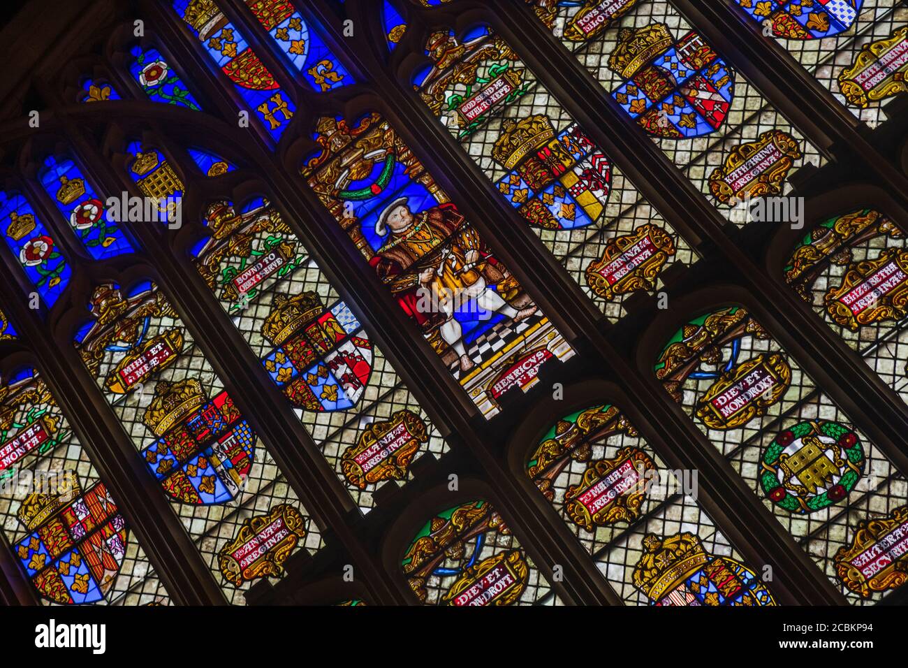 Inglaterra, Richmond sobre el Támesis. Hampton Court Palace, el Gran Salón, vidrieras del siglo XIX de Edward Jesse representando a Enrique 8. Foto de stock