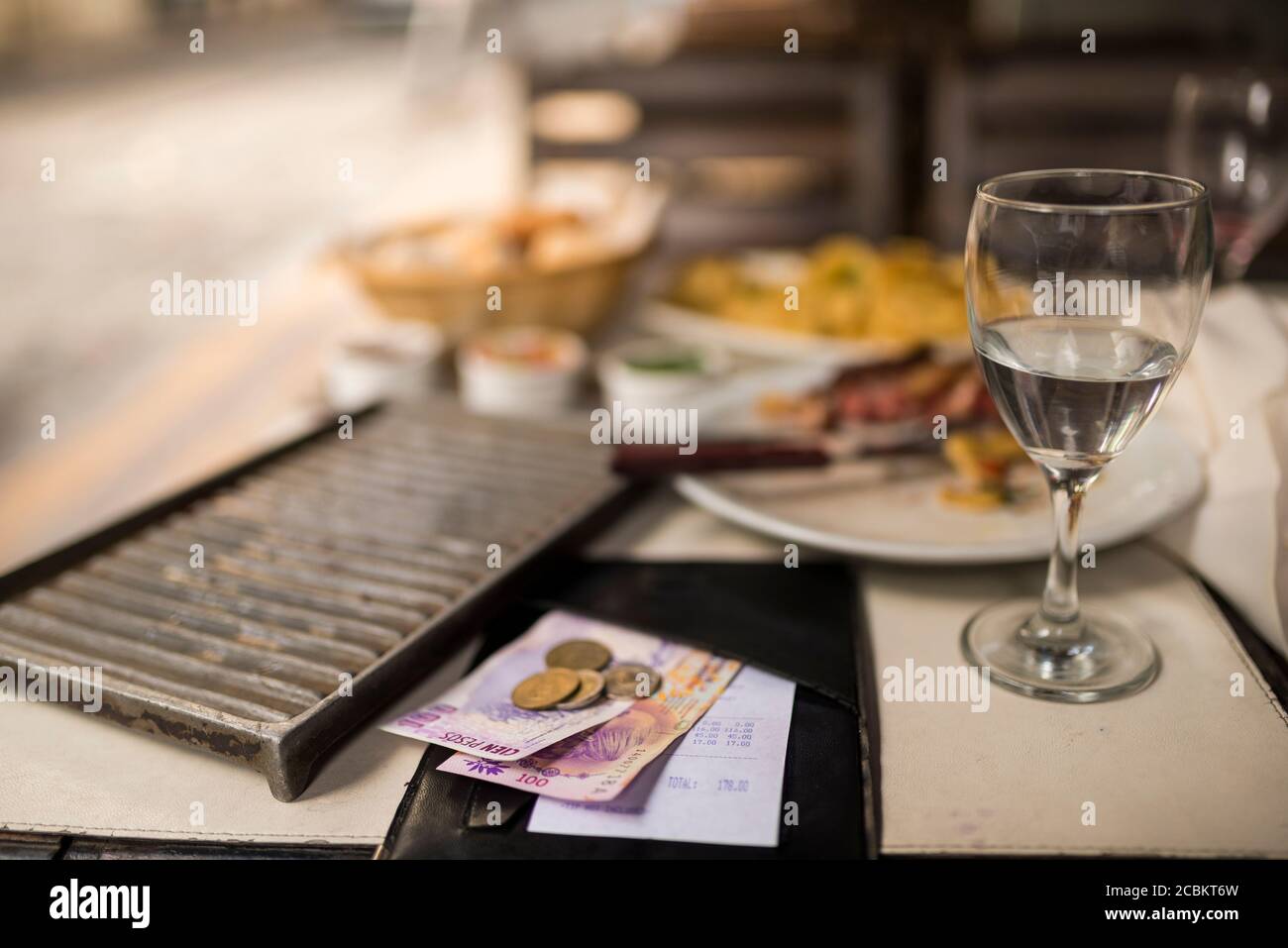 Factura de restaurante y pago en mesa de tradicional Parrilla, San Telmo,  Buenos Aires, Argentina Fotografía de stock - Alamy