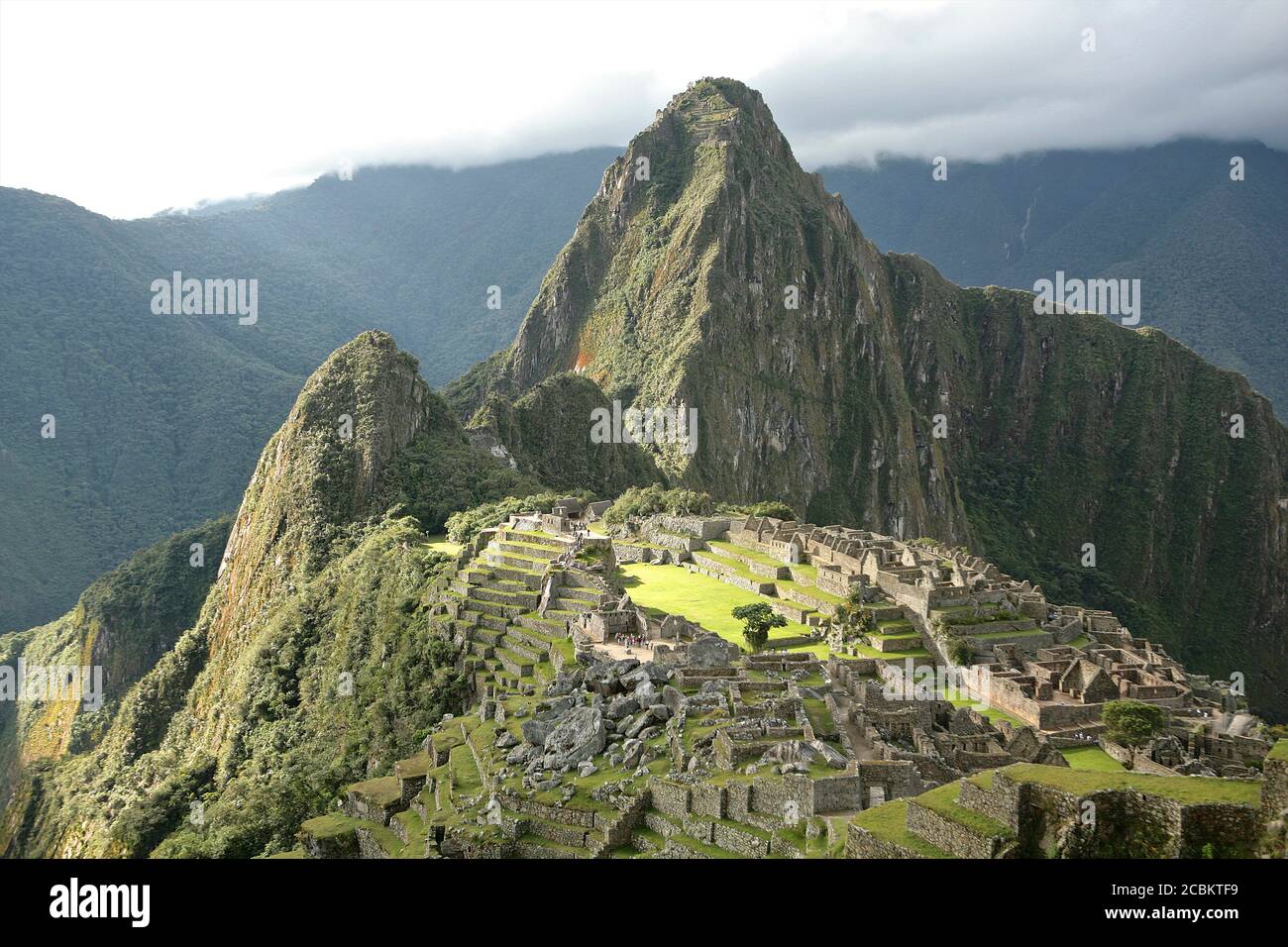 Vista de Huayna Picchu en Machu Picchu, Valle Sagrado, Perú, Sudamérica Foto de stock