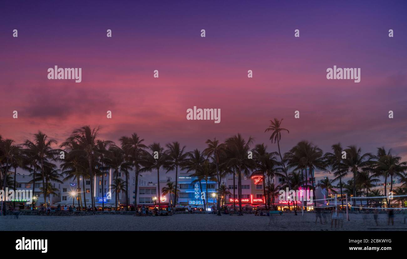 Hoteles art deco iluminados en Ocean Drive, Miami Beach, Florida, Estados Unidos Foto de stock