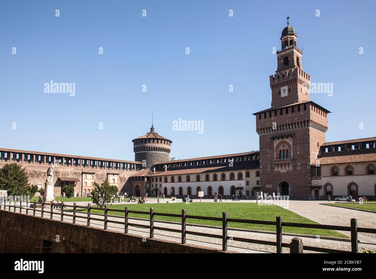 Los visitantes de Castello Sforzesco, Milán, Italia Foto de stock