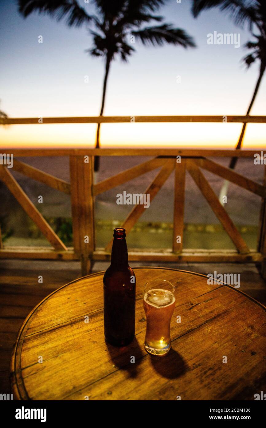 Cerveza en mesa de terraza restaurante, Morondava, Madagascar, África Foto de stock