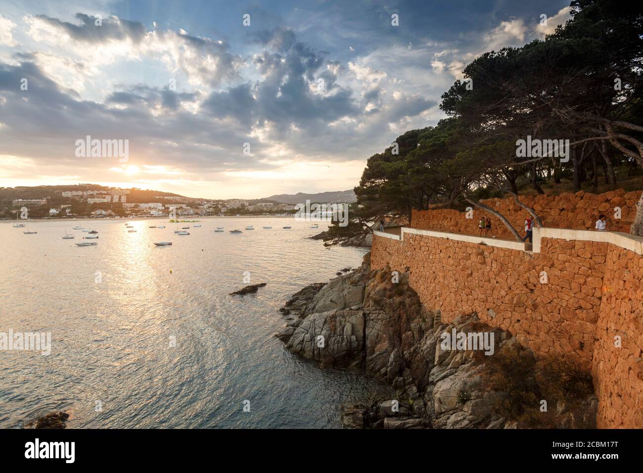 Camino costero Cami de ronda desde Sagaro hasta la Conca, Costa Brava, España Foto de stock