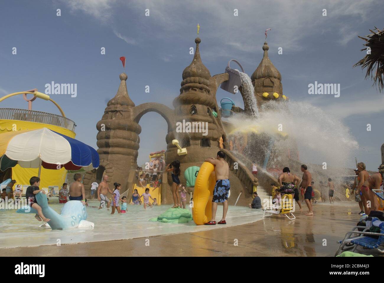 South Padre Island, Texas 14 de julio de 2006: Los entusiastas del parque  acuático disfrutan del parque acuático Schlitterbahn en South Padre Island,  en el extremo sur de Texas, en un caluroso