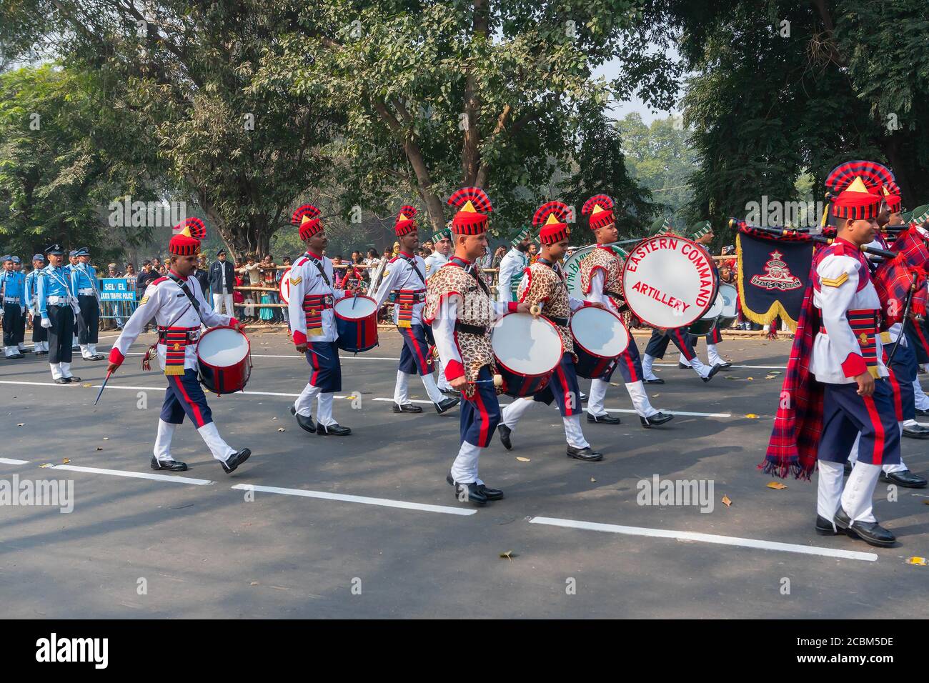 Kolkata, Bengala Occidental, India - 26 de enero de 2020: Marzo pasado de los oficiales del ejército indio de la artillería del este, tocando batería en la banda musical. Foto de stock