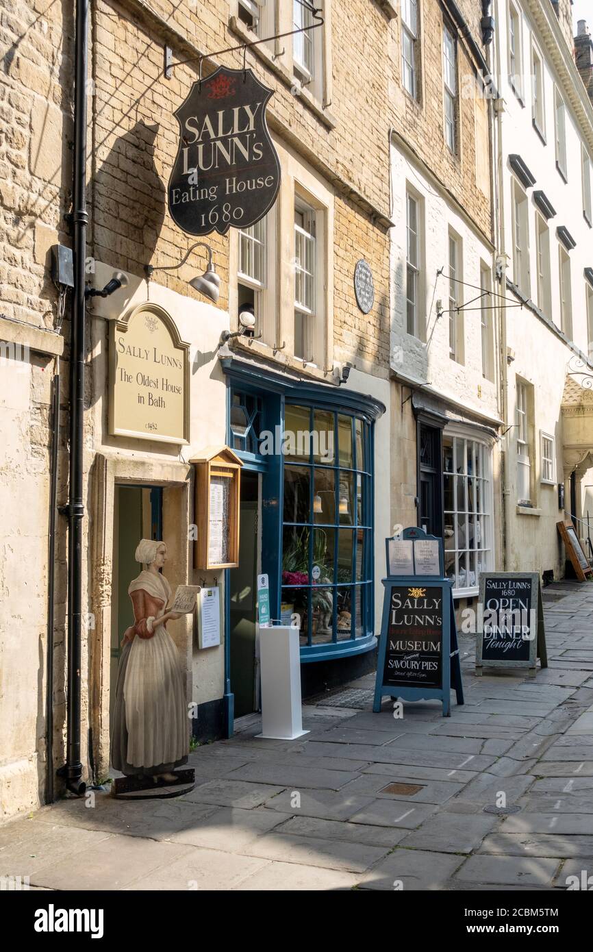 La histórica casa de comer de Sally Lunn 1680. Una de las casas más antiguas de Bath. Centro de Bath City, Somerset, Inglaterra, Reino Unido Foto de stock