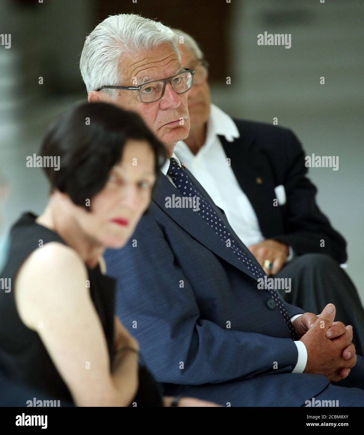 Berlín, Alemania. 14 de agosto de 2020. El ex presidente federal Joachim Gauck (Patron, M) y la ganadora del Premio Nobel de Literatura Herta Müller (Patron), participan en una rueda de prensa sobre el concurso para la realización del futuro Museo del exilio de Berlín. Crédito: Wolfgang Kumm/dpa/Alamy Live News Foto de stock