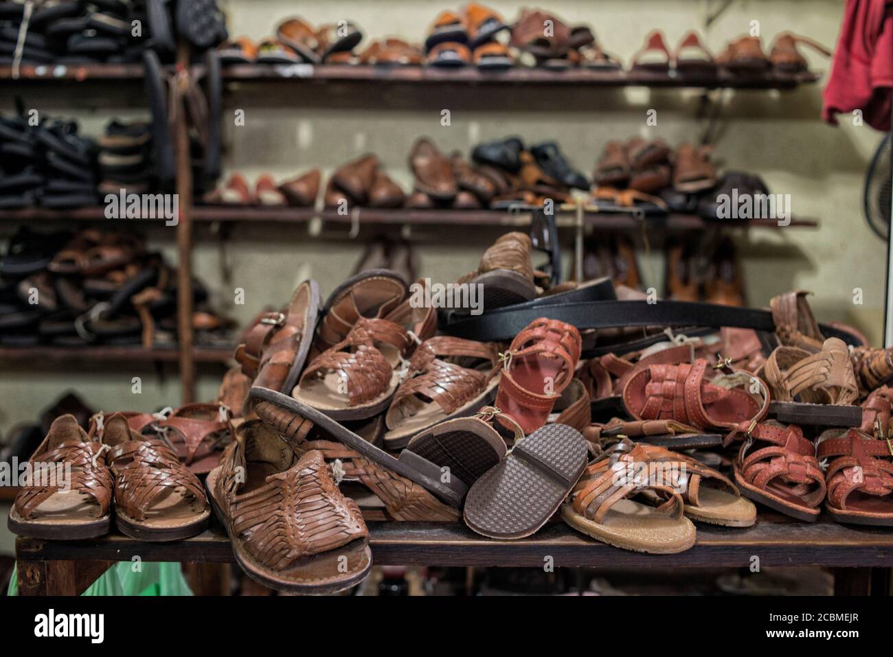 América del Norte - México, Puerto Vallarta: Una tienda de zapatos que  vende sandalias, huaraches y zapatos hechos a mano en Puerto Vallarta  Fotografía de stock - Alamy