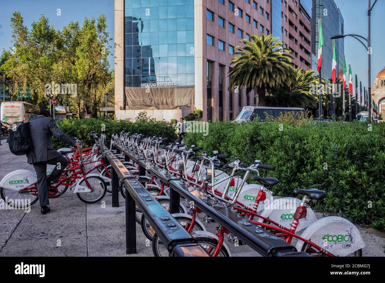 América del Norte - México, ciudad capital Ciudad de México: Un hombre se prepara para montar un ECOBICI que es un sistema público de bicicletas compartidas de transporte alternativo Foto de stock