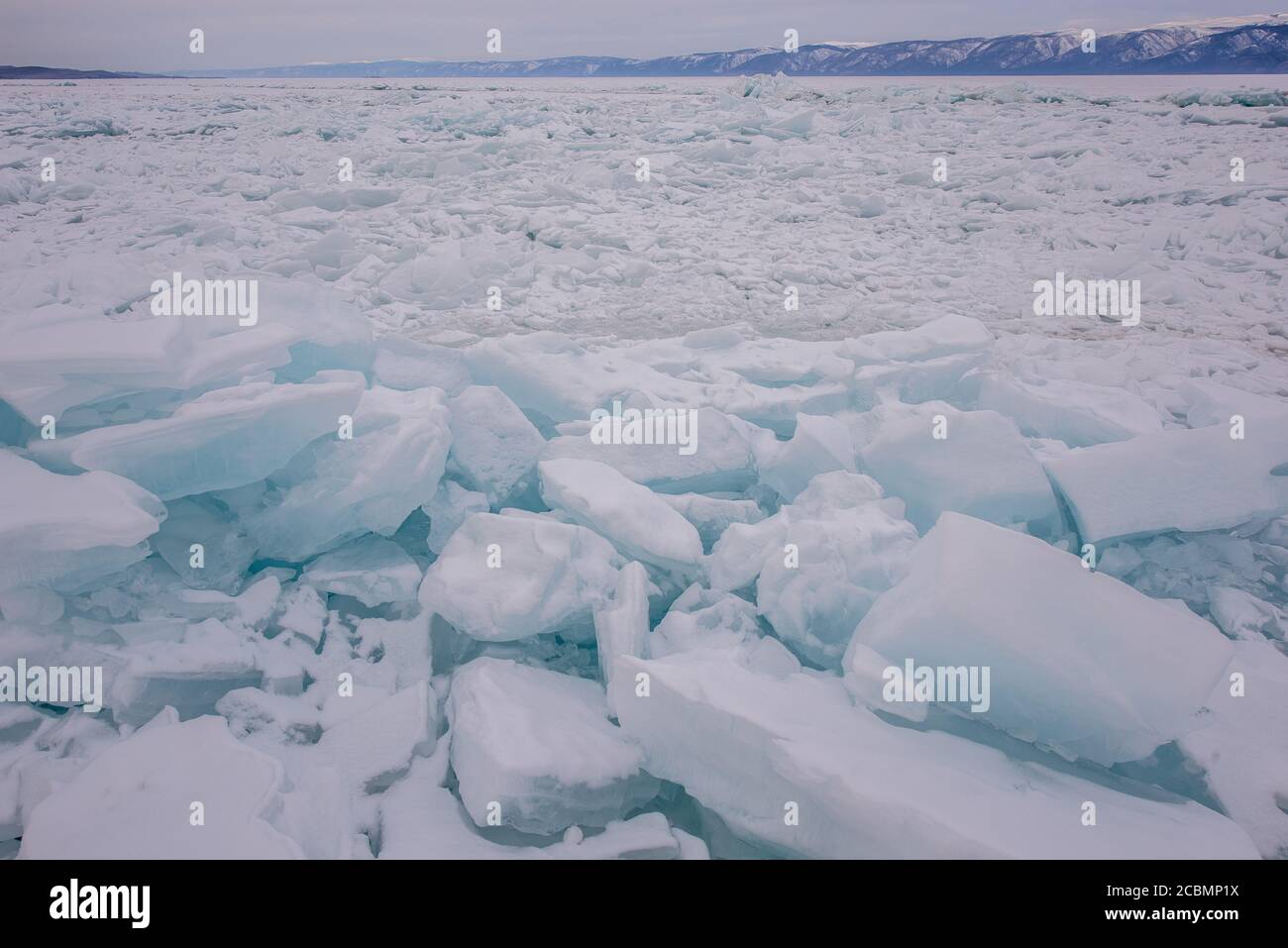 Bloques de hielo en el lago congelado Baikal, Rusia Foto de stock