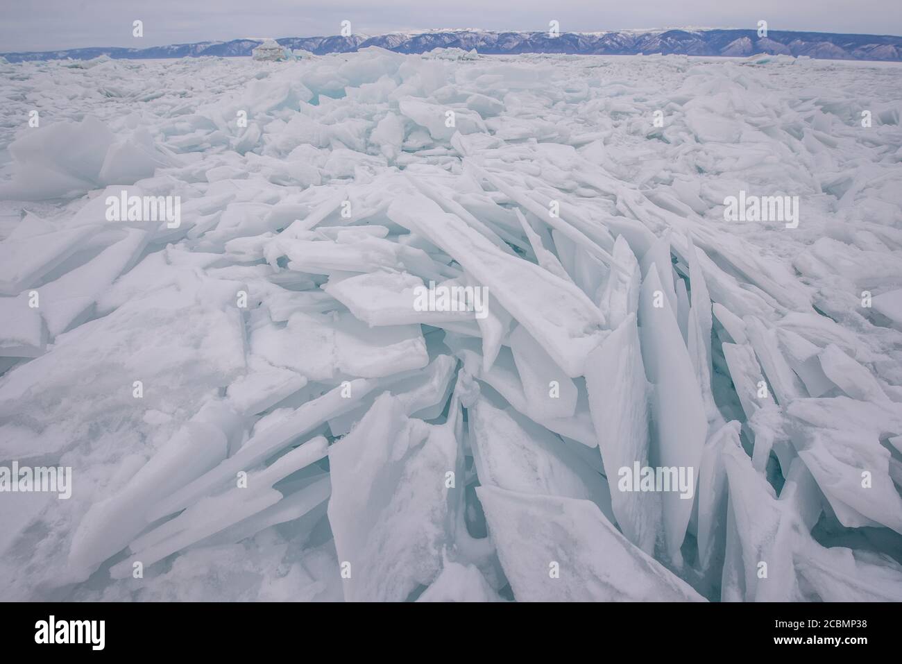 Bloques de hielo en el lago congelado Baikal, Rusia Foto de stock