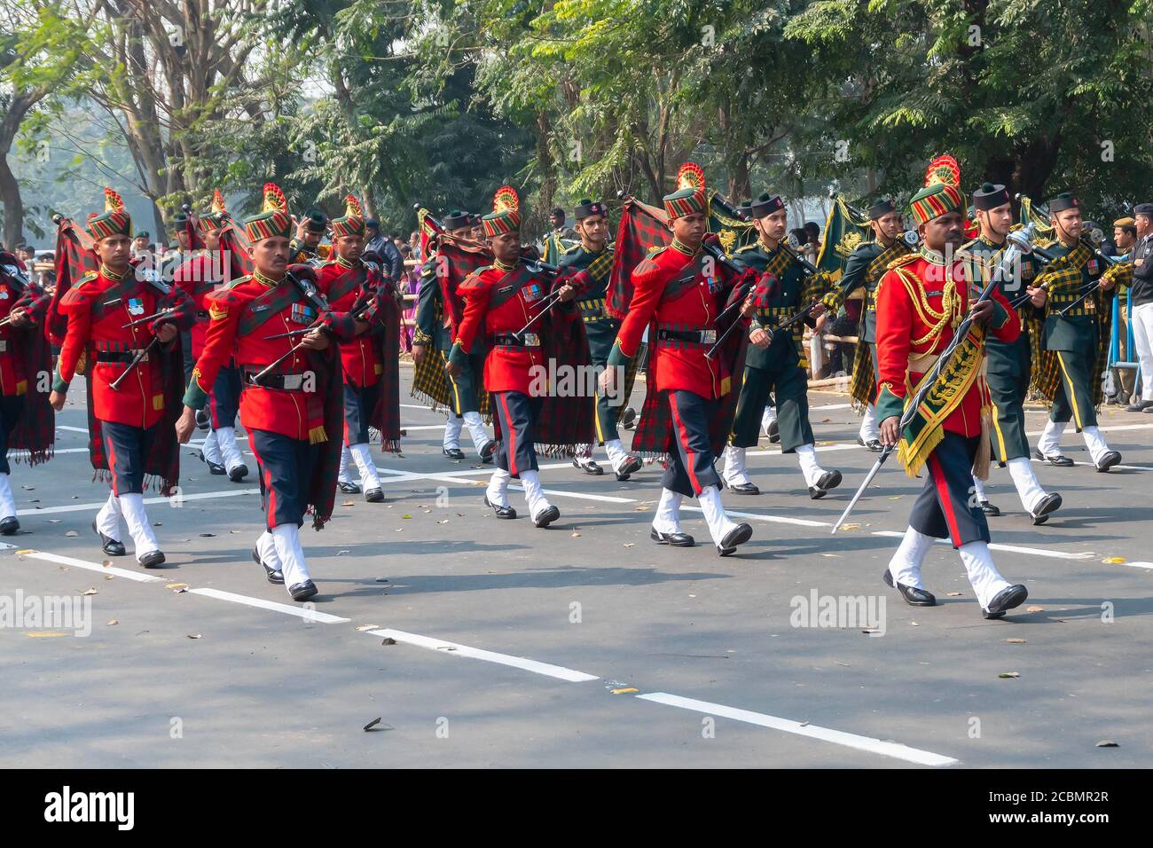 Kolkata, Bengala Occidental, India - 26 de enero de 2020 : oficiales del ejército indio vestidos como banda musical, llevando instrumentos musicales están marchando hacia el pasado. Foto de stock
