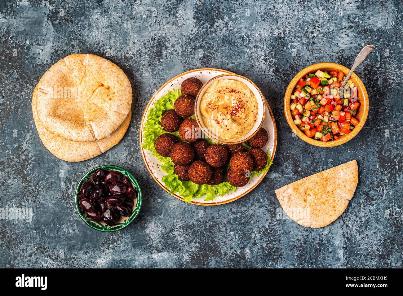 Falafel - plato tradicional de cocina israelí y de Oriente Medio, vista  superior Fotografía de stock - Alamy