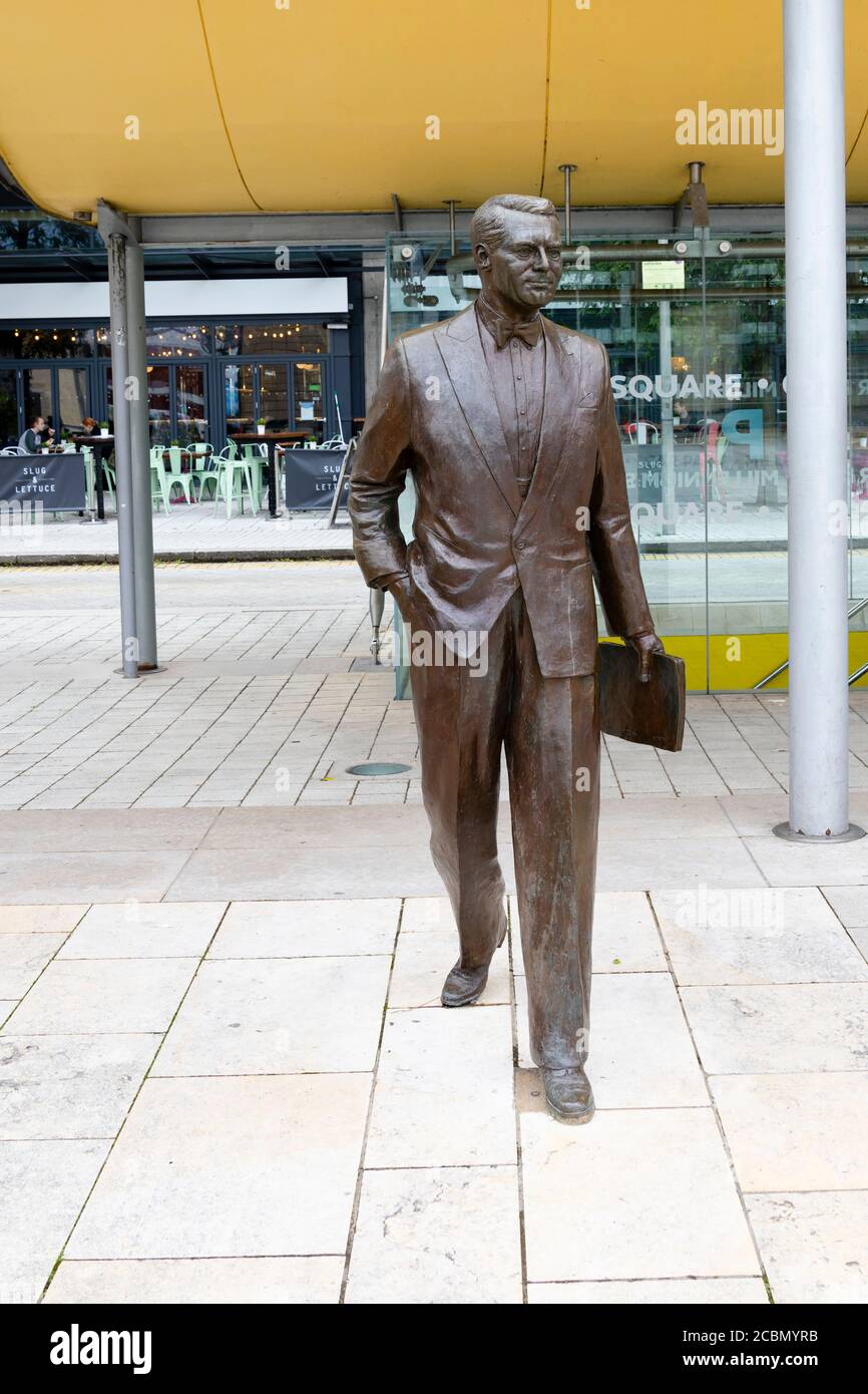 Estatua de bronce de tamaño natural del actor de Hollywood Cary Grant que nació en Bristol. Millenium Square, Bristol, Inglaterra. Julio de 2020 Foto de stock