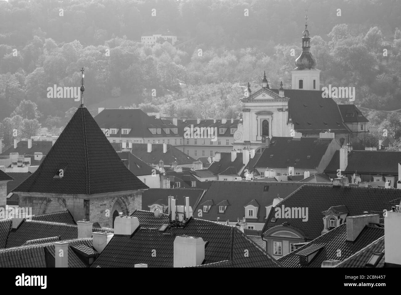 Praga - los tejados del barrio pequeño y la iglesia barroca de la Señora victoriosa. Foto de stock