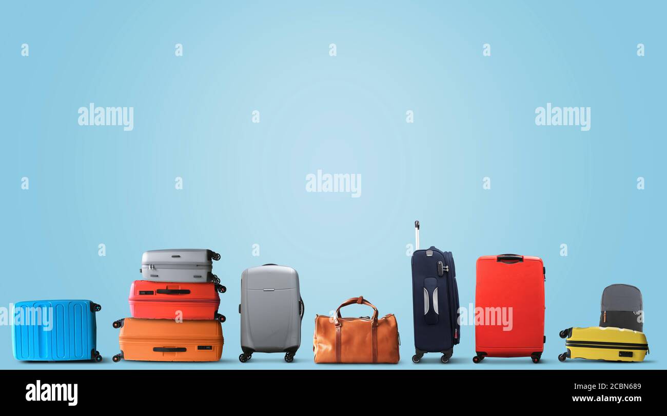 https://c8.alamy.com/compes/2cbn689/grandes-maletas-turisticas-multicolor-estan-en-una-fila-2cbn689.jpg