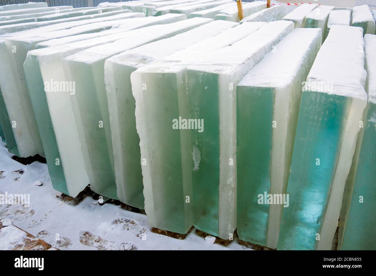 Bloques de hielo en una fila para la construcción al aire libre en un día de invierno. Foto de stock