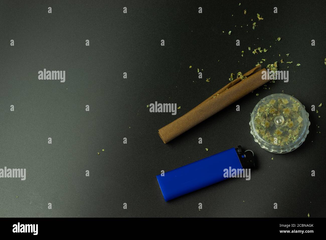 Fumar accesorios y herramientas de marihuana. Consumo legal de cannabis.  Fondo negro con espacio de copia. Concepto de maleza plano Lay Fotografía  de stock - Alamy