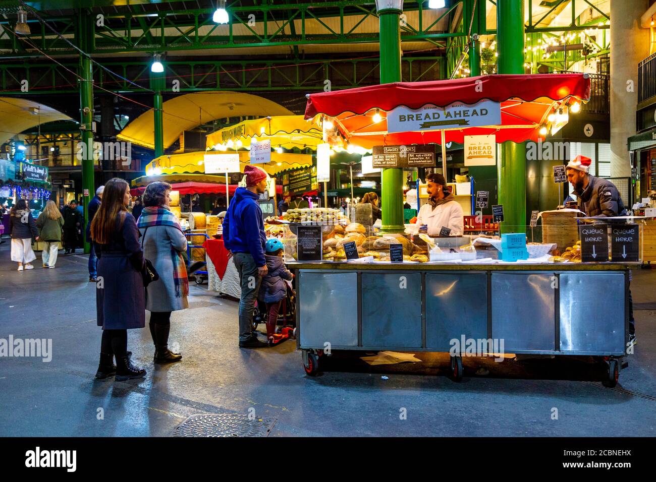 La gente que compra y pan delante se cala en Borough Market, Londres, Reino Unido Foto de stock
