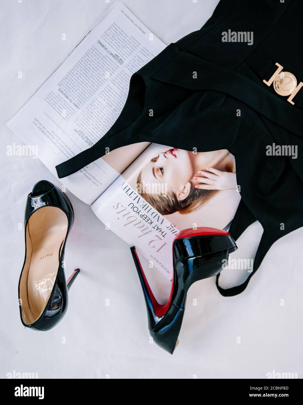 Accesorios de moda para la comercialización con tacones altos y revista con  un vestido Fotografía de stock - Alamy