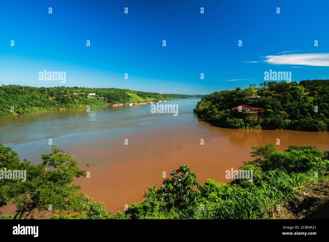 Triple área fronteriza a lo largo del cruce de Paraguay, Argentina y Brasil, donde convergen los ríos Iguazú y Paraná, Iguazú, Argentina Foto de stock