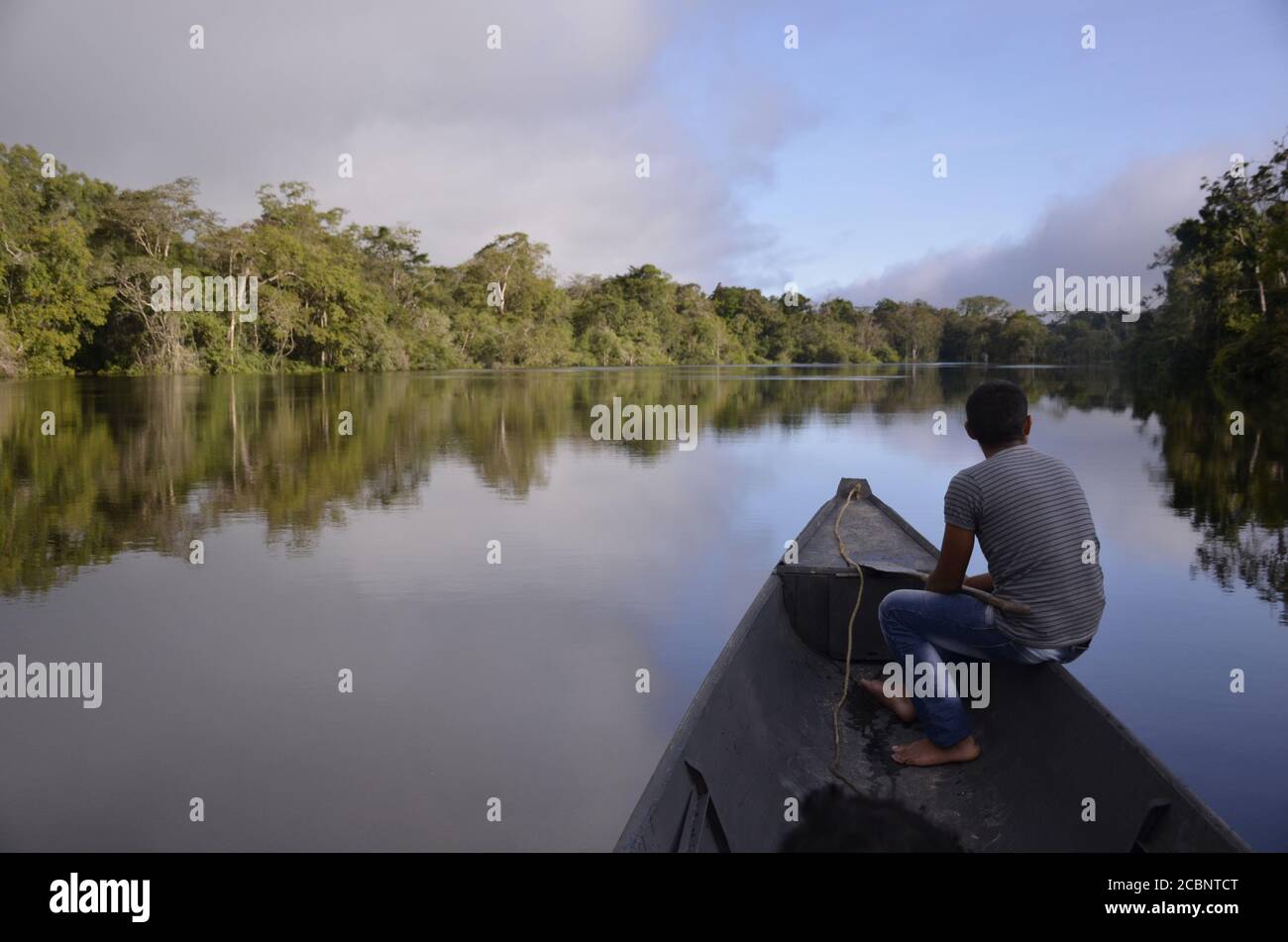 Hombre en barco en la selva Foto de stock