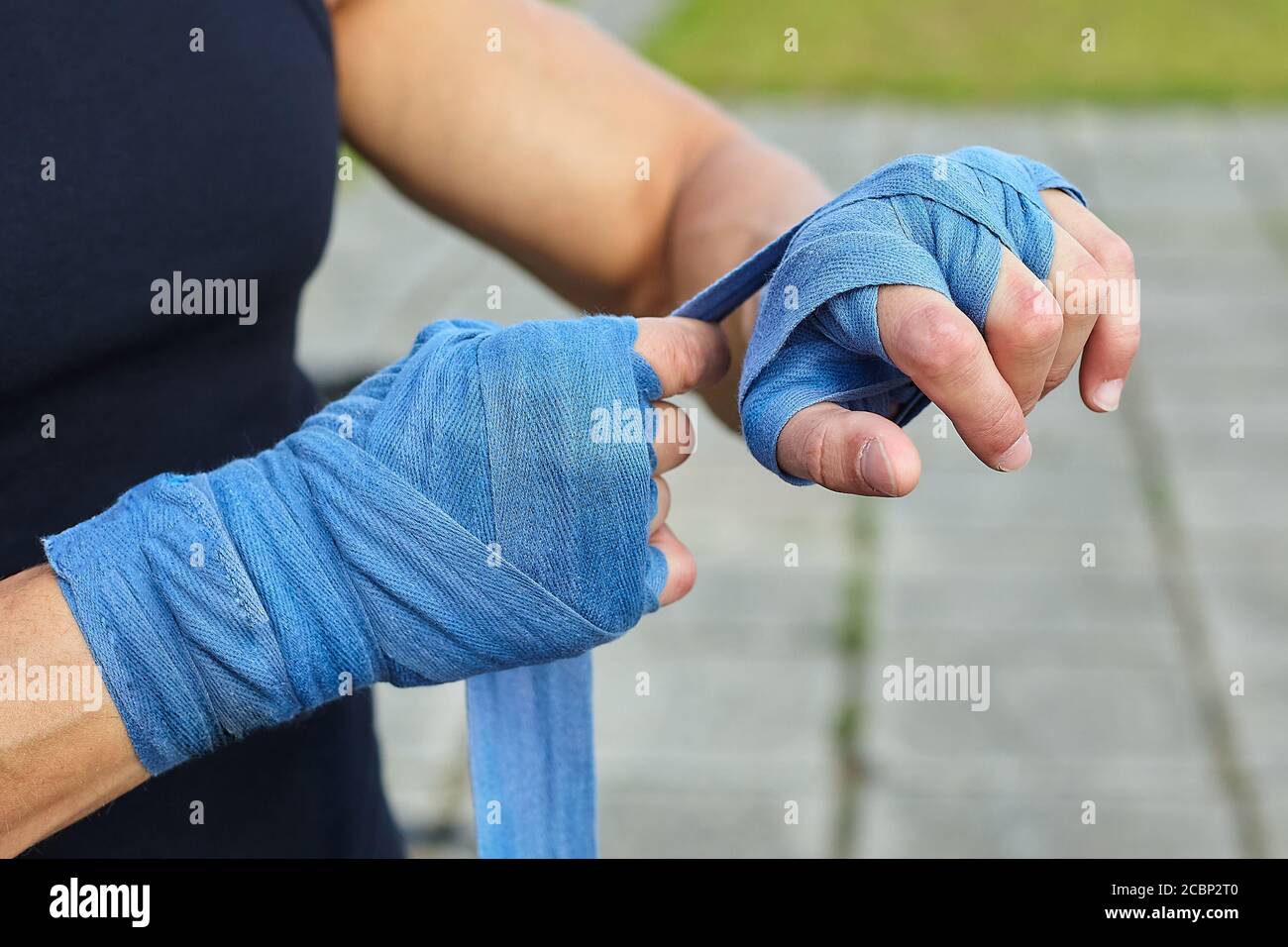 Hombre vendaje cinta de boxeo en sus manos antes del combate de