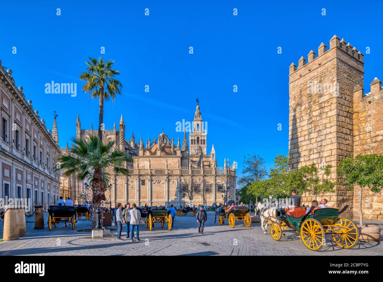Archivo de Indias (izquierda), Catedral y Giralda (centro) y Alcázar  (derecha), Sevilla, España Fotografía de stock - Alamy