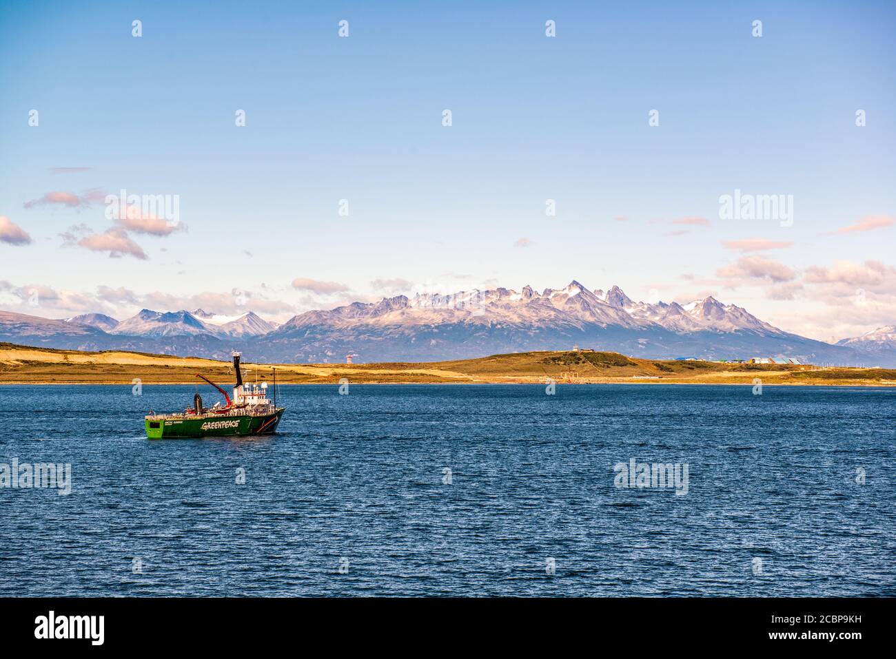 El MV Arctic Sunrise de Greenpeace ancló en Ushuaia, lugar donde se pueden realizar expediciones a la Antártida Foto de stock