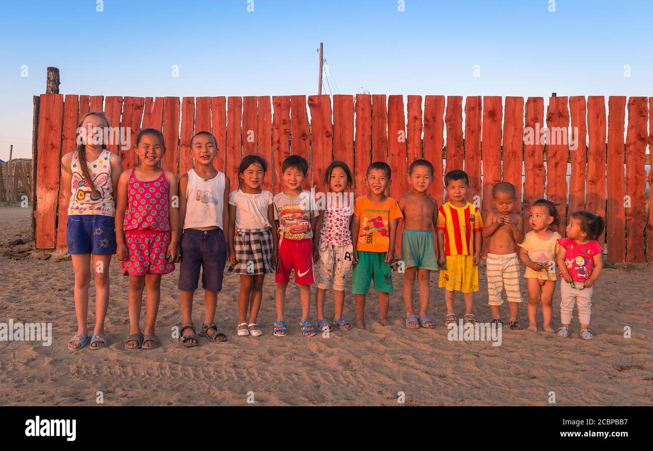 Los niños posan en una fila, Uvs aimag, Mongolia Foto de stock