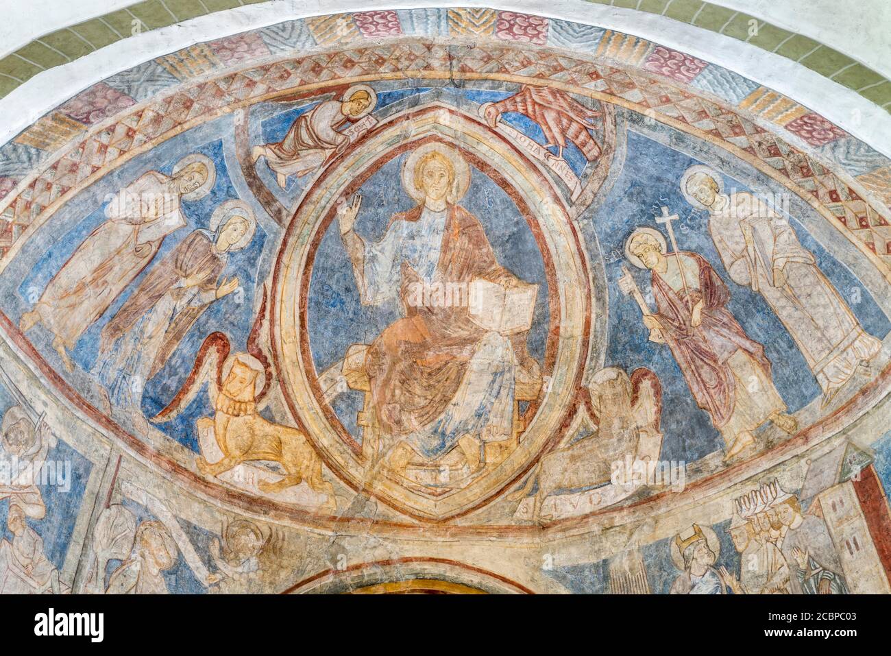 Fresco de Cristo Pantocrátor en Mandorla, los cuatro seres vivos del Apocalipsis, a la izquierda María y el evangelista Juan, a la derecha Pedro y. Foto de stock