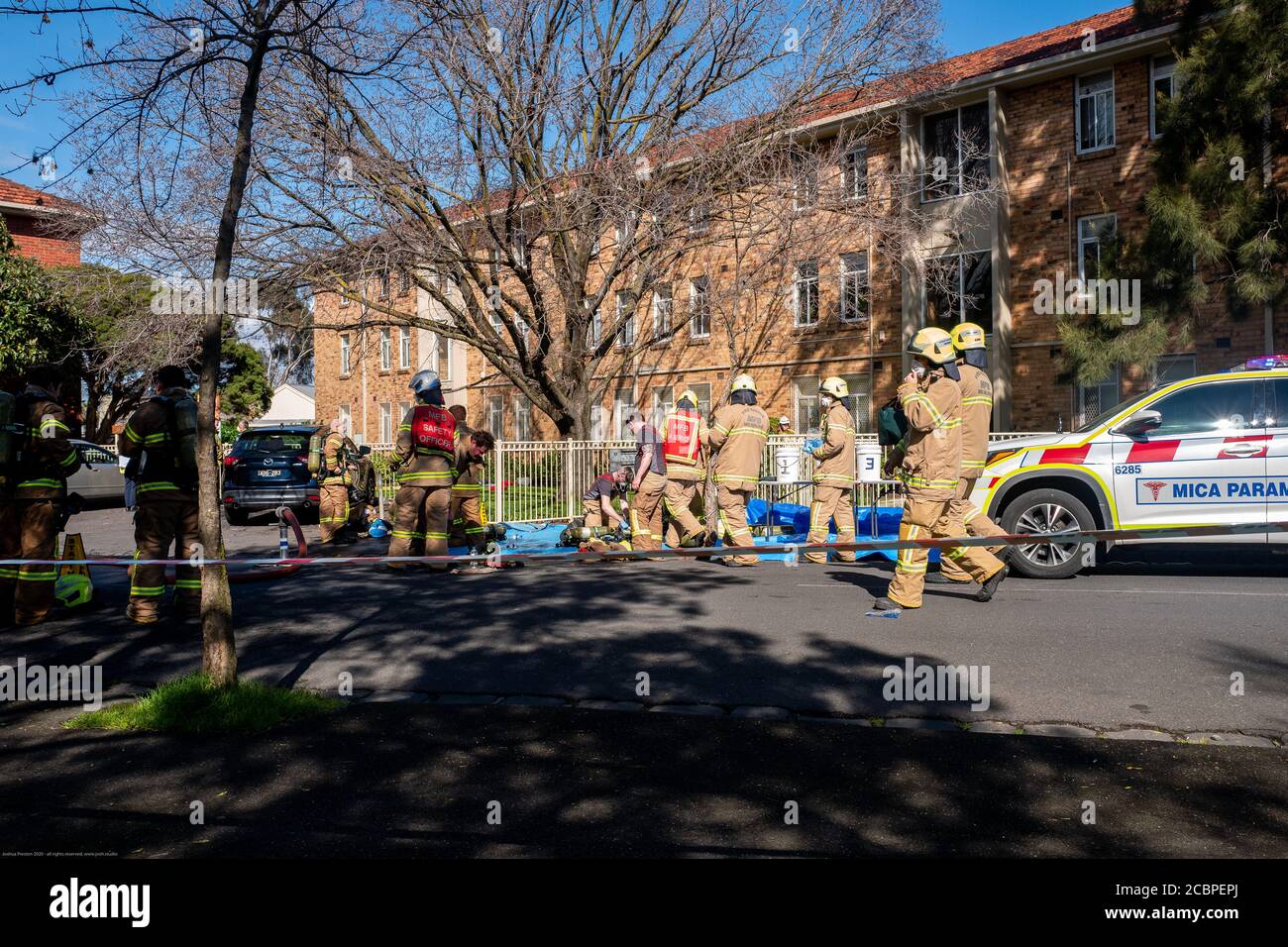 Fitzroy North, Melbourne, Australia. 15 ago 2020. Más de 10 vehículos de servicios de emergencia en asistencia como niño joven atrapado rescatado de un incendio en el bloque de apartamentos de viviendas estatales en la calle Clauscen, Fitzroy North, Melbourne el sábado. Las calles Clauscen y Nicholson permanecen cerradas mientras se realizan las investigaciones. Crédito: Joshua Preston/Alamy Live News Foto de stock