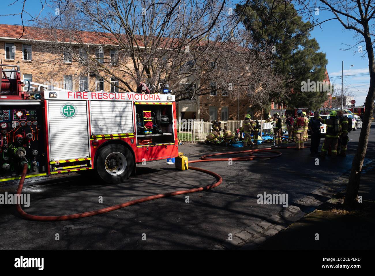 Fitzroy North, Melbourne, Australia. 15 ago 2020. Más de 10 vehículos de servicios de emergencia en asistencia como niño joven atrapado rescatado de un incendio en el bloque de apartamentos de viviendas estatales en la calle Clauscen, Fitzroy North, Melbourne el sábado. Las calles Clauscen y Nicholson permanecen cerradas mientras se realizan las investigaciones. Crédito: Joshua Preston/Alamy Live News Foto de stock