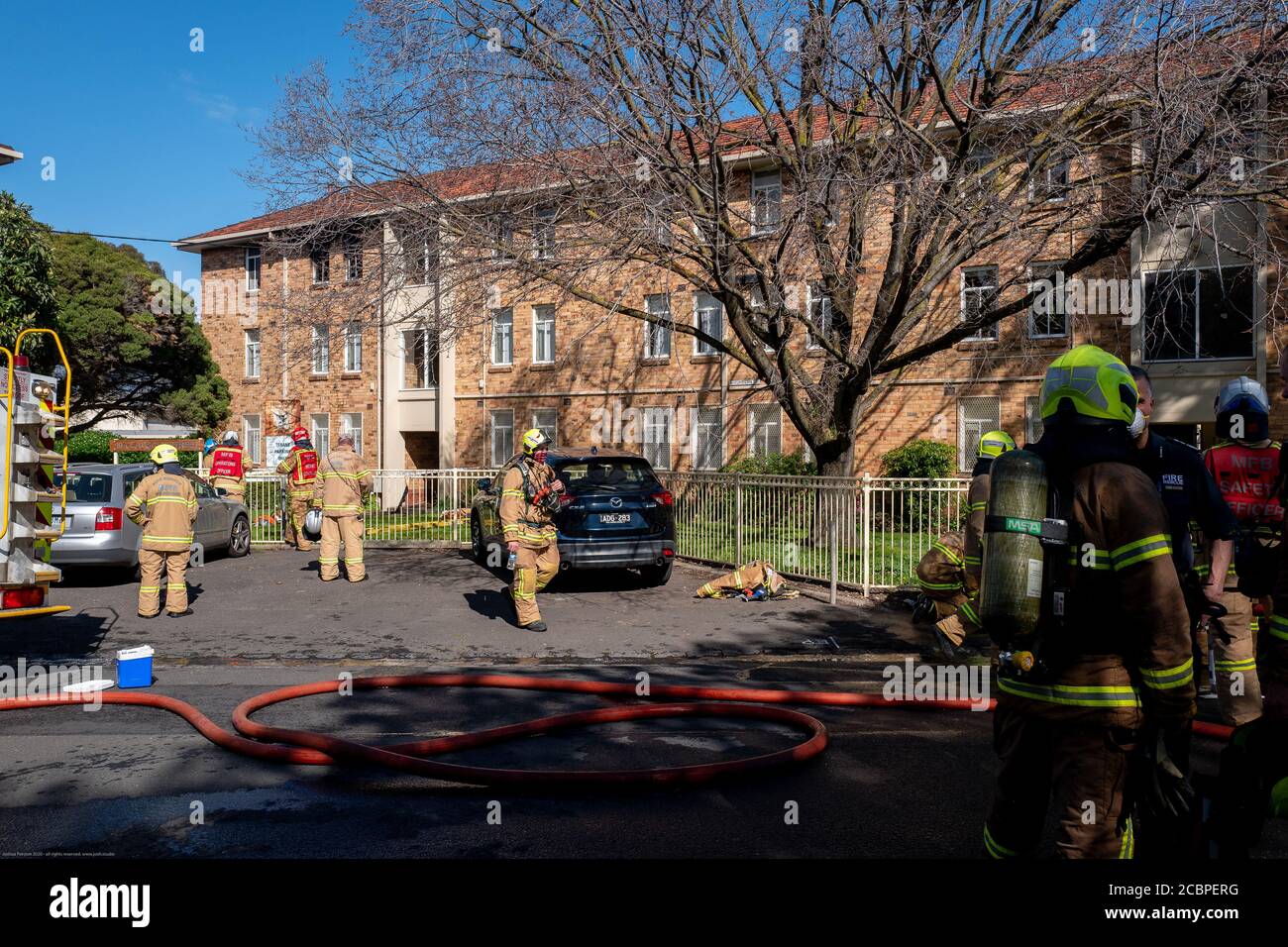 Fitzroy North, Melbourne, Australia. 15 ago 2020. Más de 10 vehículos de servicios de emergencia en asistencia como niño joven atrapado rescatado de un incendio en el bloque de apartamentos de viviendas estatales en la calle Clauscen, Fitzroy North, Melbourne el sábado. Las calles Clauscen y Nicholson permanecen cerradas mientras se realizan las investigaciones. Crédito: Joshua Preston/Alamy Live News Foto de stock